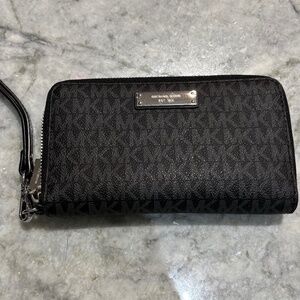 Michael Kors Jet Set Travel Large Leather Wallet